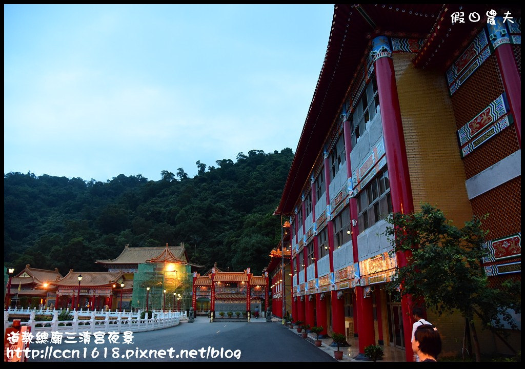 【宜蘭旅遊】免門票開車可到的宜蘭版百萬夜景‧道教總廟三清宮夜景(梅花湖畔) @假日農夫愛趴趴照