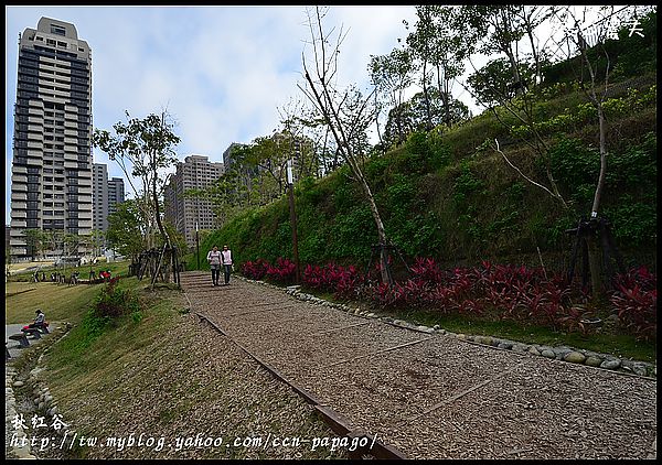 【台中景點】美麗的錯誤‧秋紅谷廣場/日夜皆美的秋紅谷公園 @假日農夫愛趴趴照