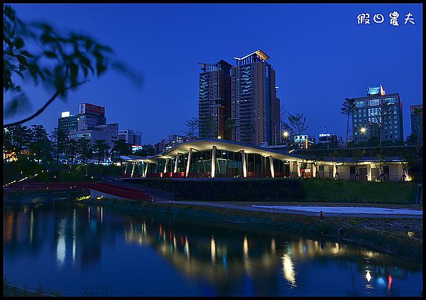 【台中景點】美麗的錯誤‧秋紅谷廣場/日夜皆美的秋紅谷公園 @假日農夫愛趴趴照