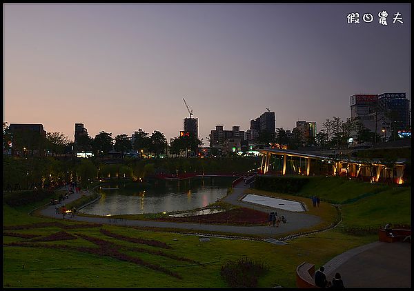 【台中景點】美麗的錯誤‧秋紅谷廣場/日夜皆美的秋紅谷公園 @假日農夫愛趴趴照